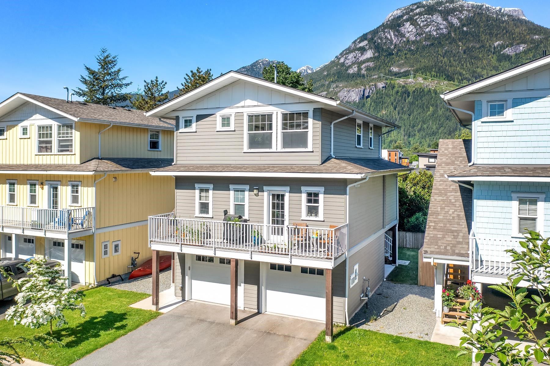 Main Photo: 2 39885 GOVERNMENT Road in Squamish: Northyards House for sale in "Abby Lane Residences" : MLS®# R2704538