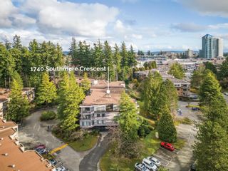 Photo 1: 101 1740 SOUTHMERE Crescent in Surrey: Sunnyside Park Surrey Condo for sale in "SPINNAKER II" (South Surrey White Rock)  : MLS®# R2876529