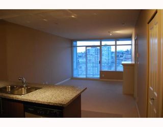 Photo 5: 2207 898 CARNARVON Street in New_Westminster: Downtown NW Condo for sale in "AZURE TOWER 1" (New Westminster)  : MLS®# V752708
