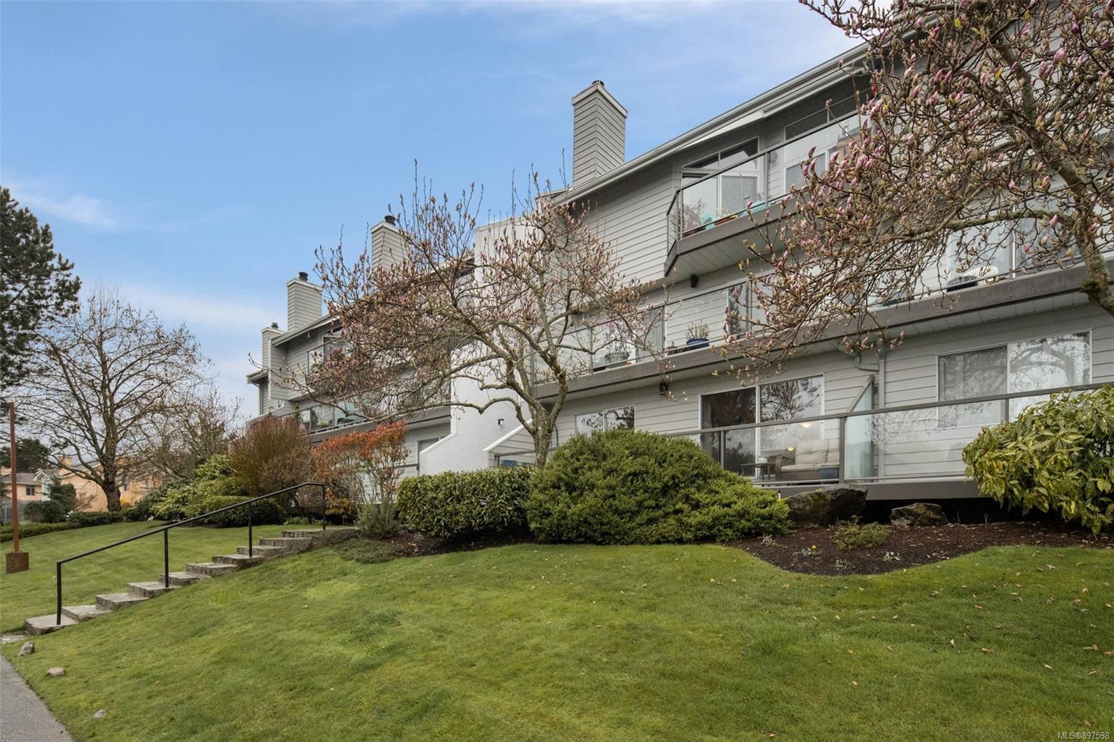 Main Photo: 101 10459 Resthaven Dr in Sidney: Si Sidney North-East Condo for sale : MLS®# 897598