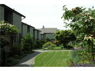 Photo 2: 20 220 E 11TH Street in North Vancouver: Central Lonsdale Townhouse for sale in "Cedar Court" : MLS®# V970976