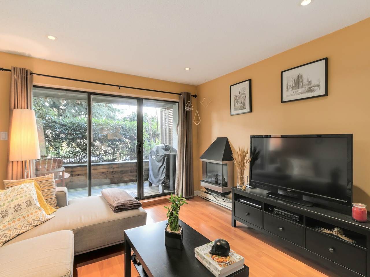 Main Photo: 101 2120 W 2ND Avenue in Vancouver: Kitsilano Condo for sale in "Arbutus Place" (Vancouver West)  : MLS®# R2035037