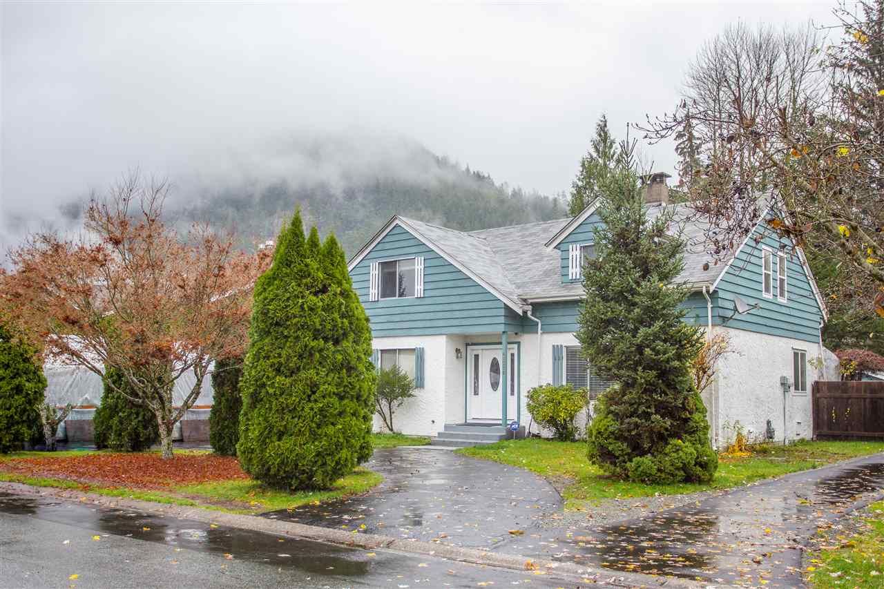 Main Photo: 41318 KINGSWOOD Road in Squamish: Brackendale House for sale in "Eagle Run" : MLS®# R2122641