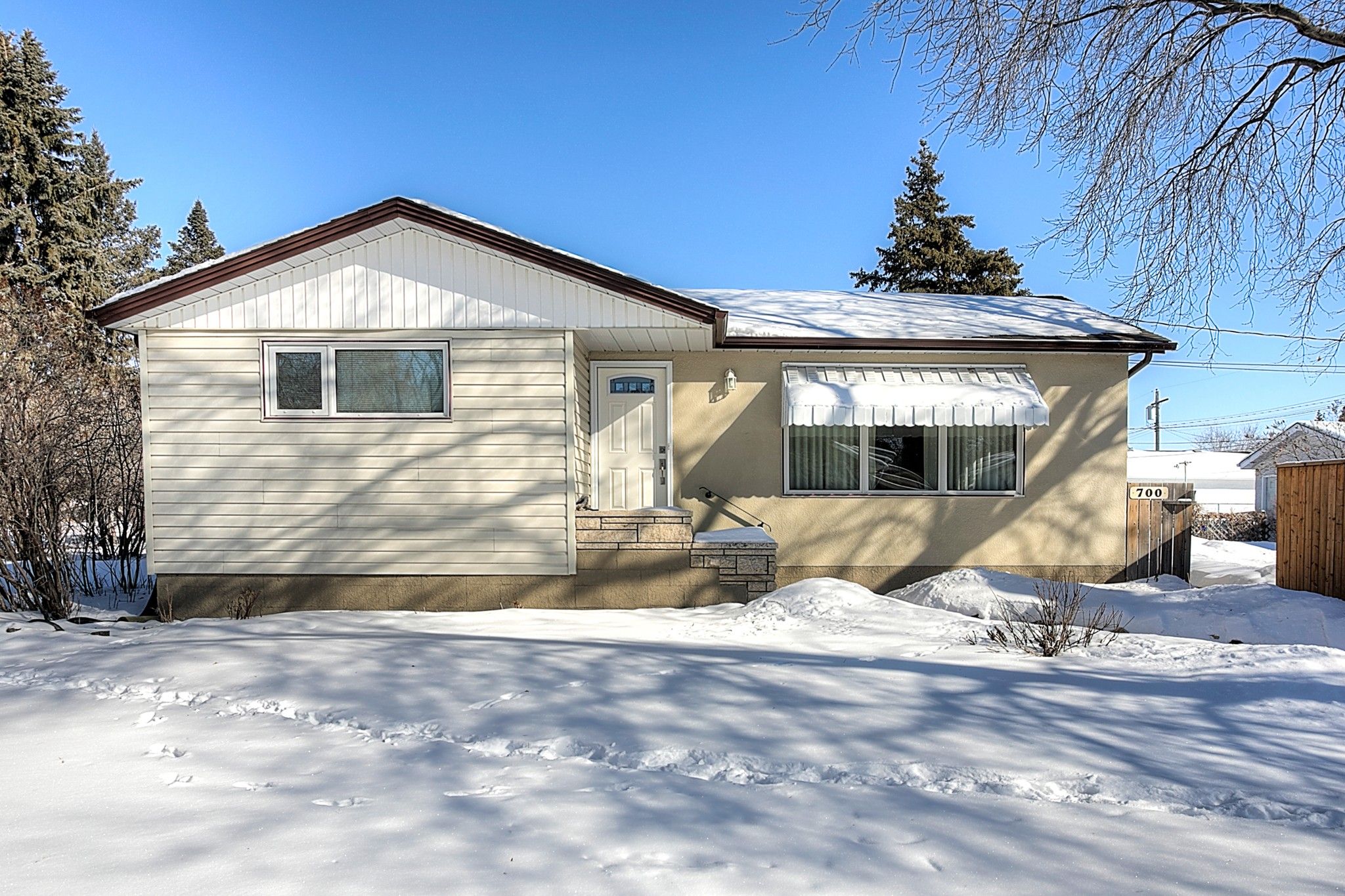 Main Photo: 700 Grierson Avenue in Winnipeg: Fort Richmond Single Family Detached for sale (1K)  : MLS®# 202103307