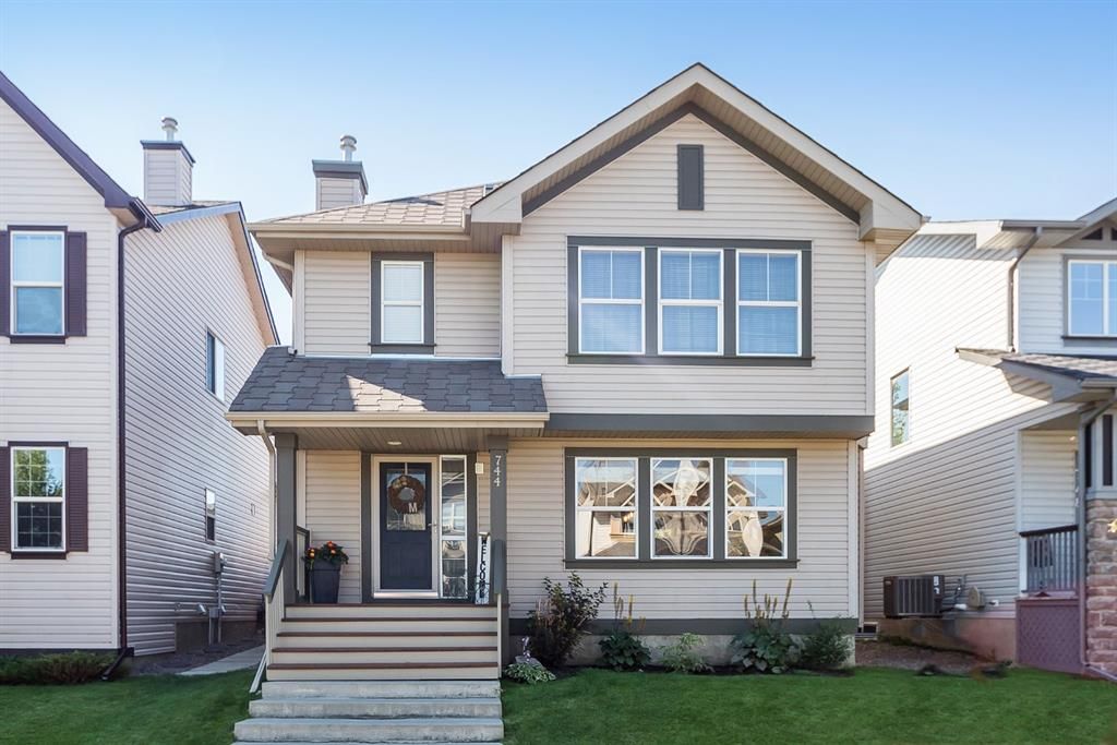 Main Photo: 744 PRESTWICK Circle SE in Calgary: McKenzie Towne Detached for sale : MLS®# A1024986