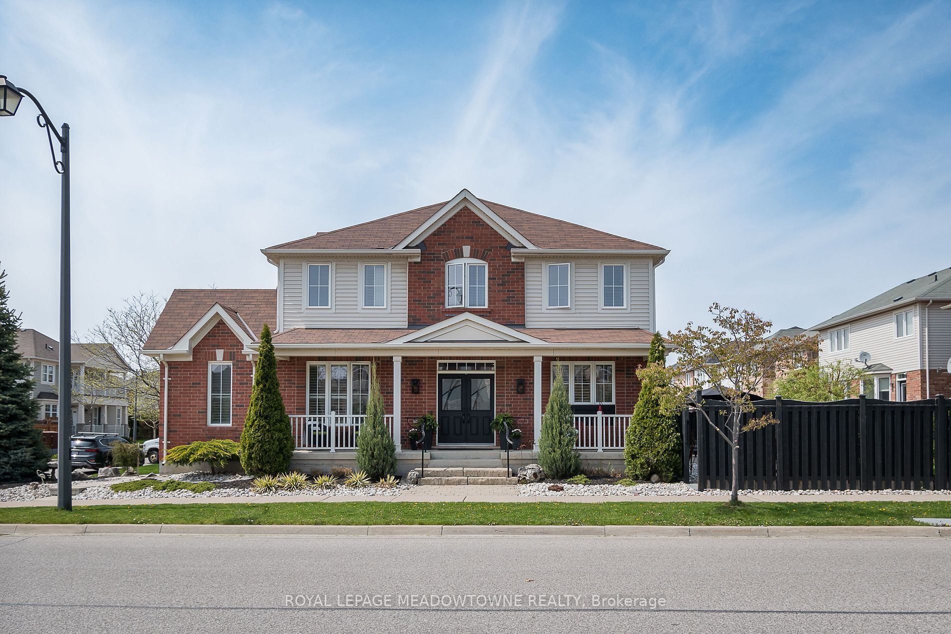 Main Photo: 832 Rayner Court in Milton: Harrison House (2-Storey) for sale : MLS®# W6051420