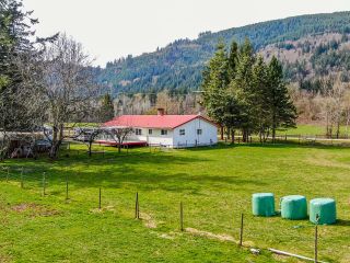 Photo 1: 800 COLUMBIA VALLEY Road: Columbia Valley House for sale (Cultus Lake & Area)  : MLS®# R2696184