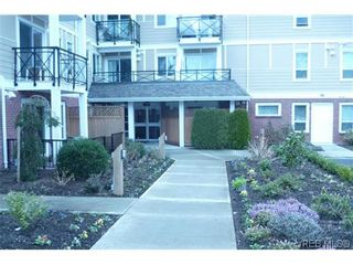 Photo 3: 402 4536 Viewmont Ave in VICTORIA: SW Royal Oak Condo for sale (Saanich West)  : MLS®# 597959
