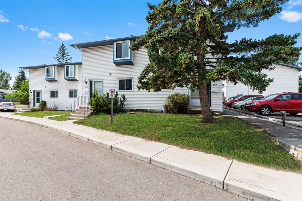 Main Photo: 102 4810 40 Avenue SW in Calgary: Glamorgan Row/Townhouse for sale : MLS®# A1136264