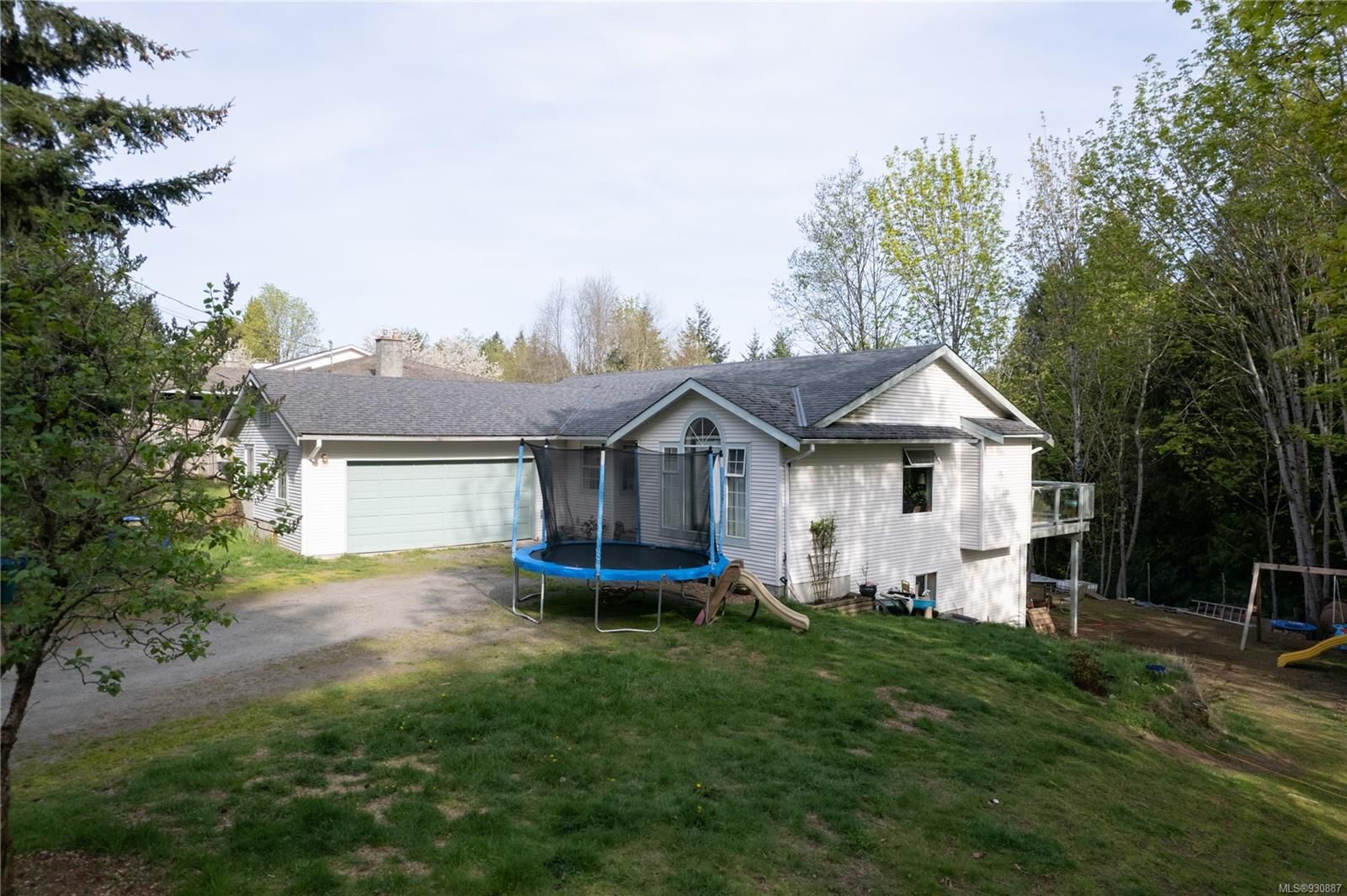 Main Photo: 3530 Hillside Ave in Nanaimo: Na Uplands House for sale : MLS®# 930887