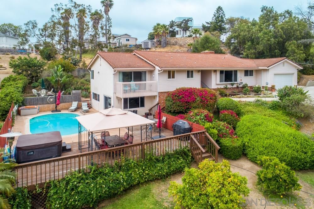 Main Photo: MOUNT HELIX House for sale : 4 bedrooms : 10764 QUEEN AVE in La Mesa