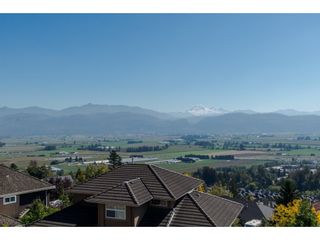 Photo 2: 35976 EMPRESS Drive in Abbotsford: Abbotsford East House for sale in "Regal Peak Estates" : MLS®# R2109654