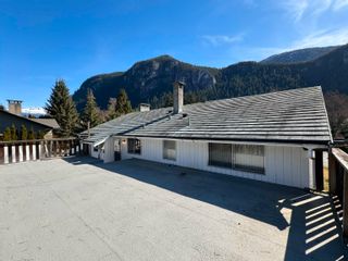 Photo 2: 1825 GARDEN Place in Squamish: Valleycliffe House for sale : MLS®# R2861523