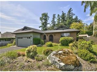 Photo 1: 739 E Viaduct Ave in VICTORIA: SW Royal Oak House for sale (Saanich West)  : MLS®# 581371