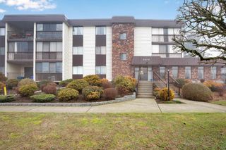 Photo 1: 305 32119 OLD YALE Road in Abbotsford: Abbotsford West Condo for sale in "YALE MANOR" : MLS®# R2646076