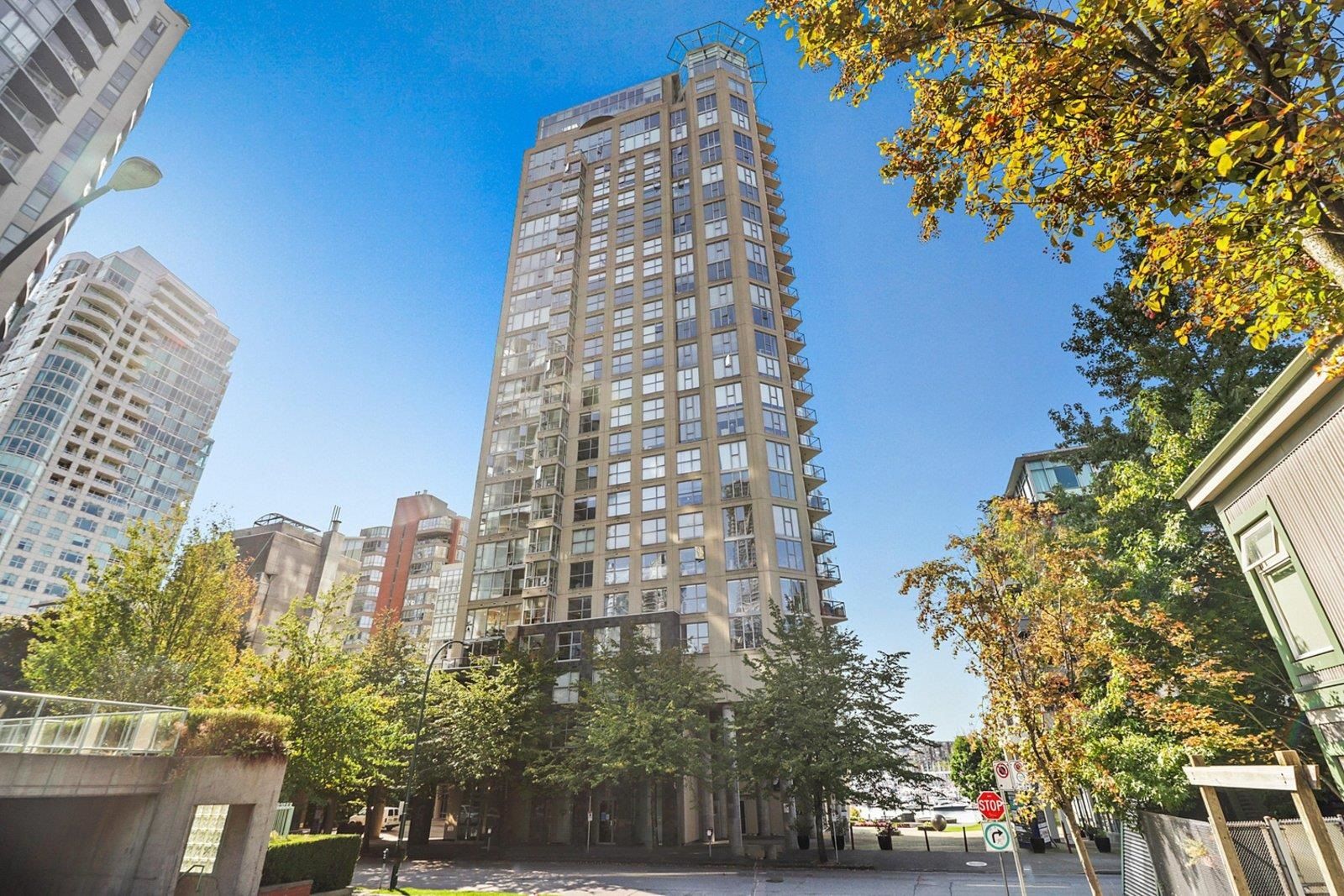Main Photo: 1003 1000 BEACH Avenue in Vancouver: Yaletown Condo for sale (Vancouver West)  : MLS®# R2815873