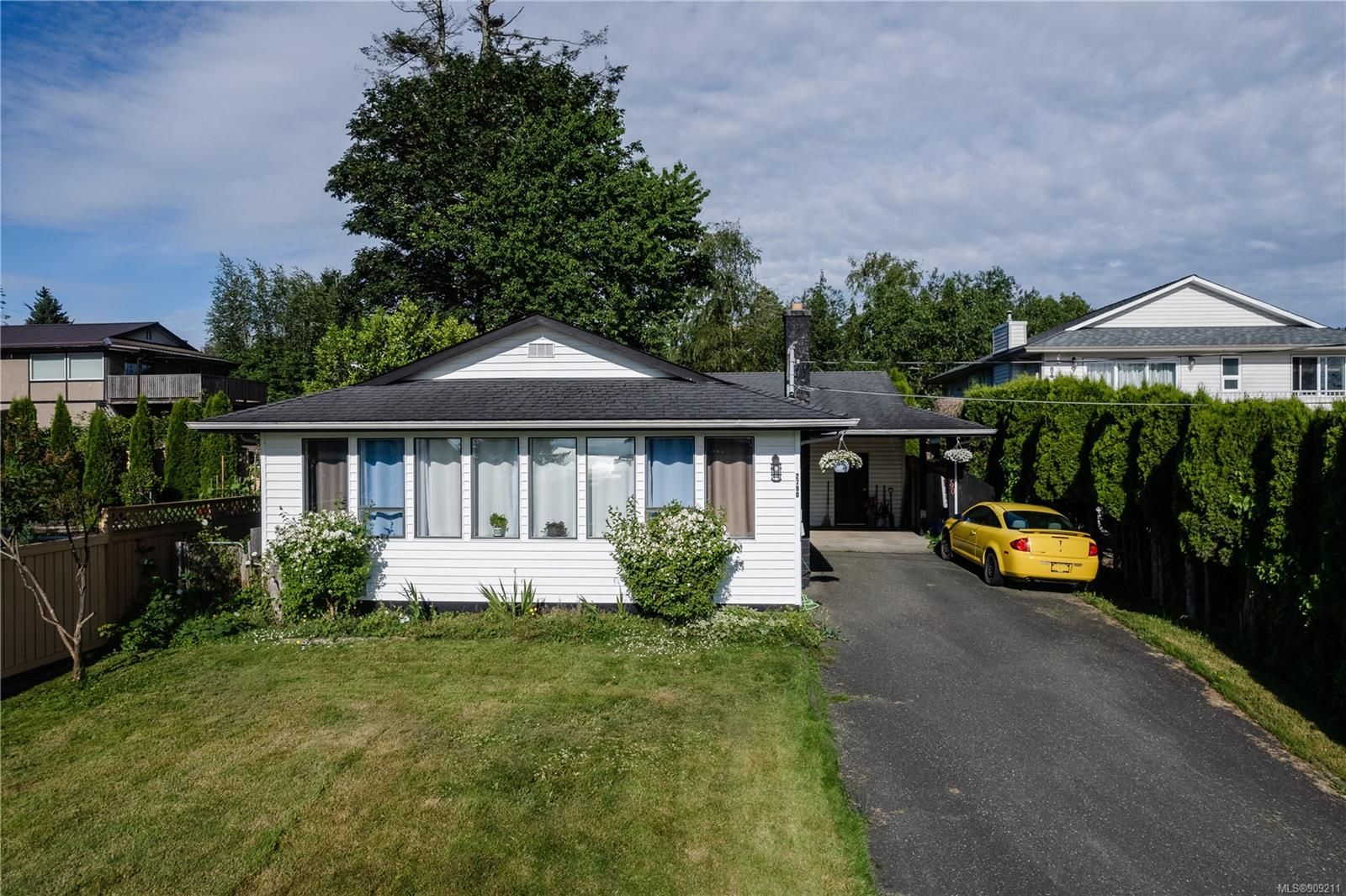 Main Photo: 2790 Beacon Pl in Campbell River: CR Willow Point House for sale : MLS®# 909211