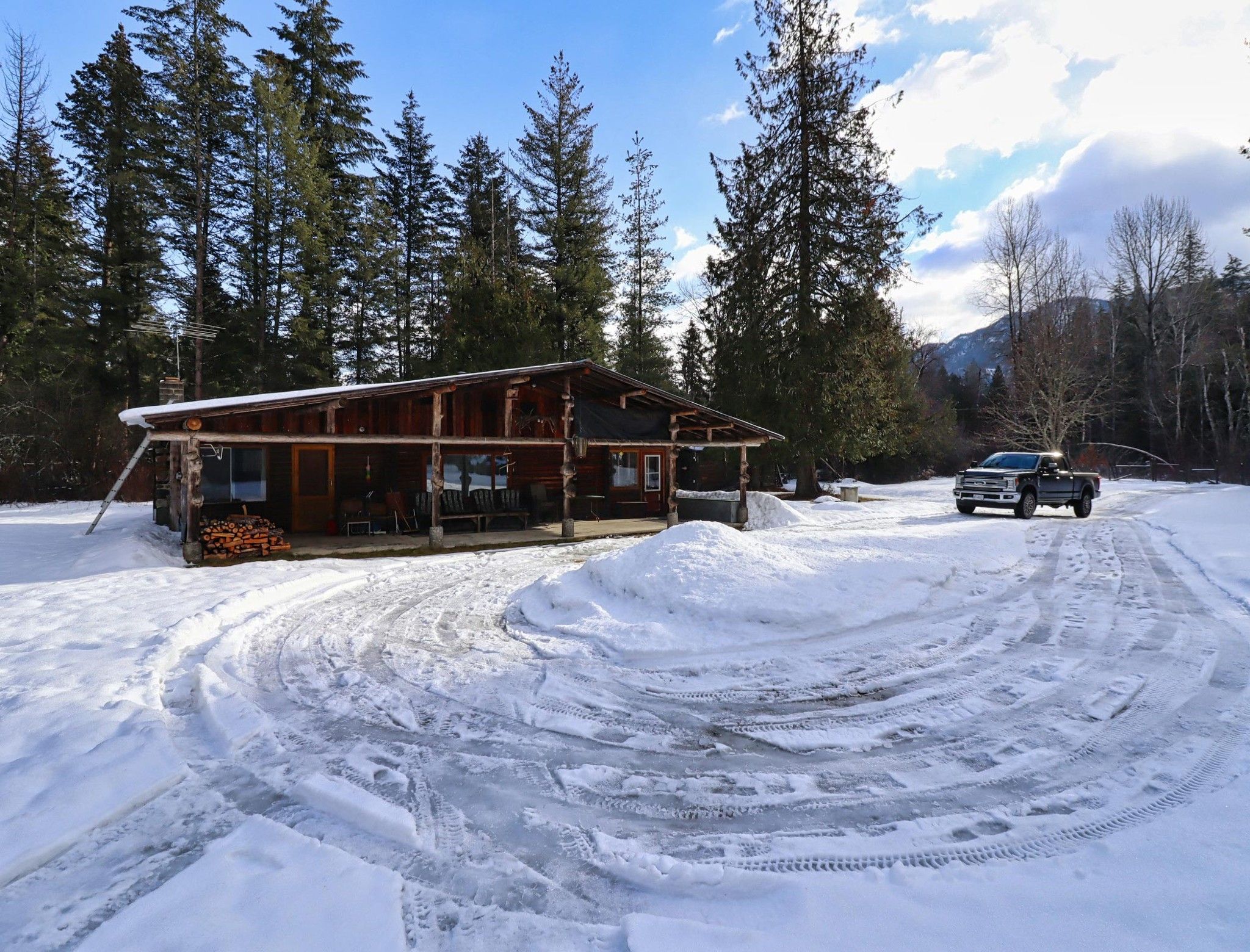 Main Photo: 2365 Squilax Anglemont Road: Lee Creek House for sale (North Shuswap)  : MLS®# 10268231