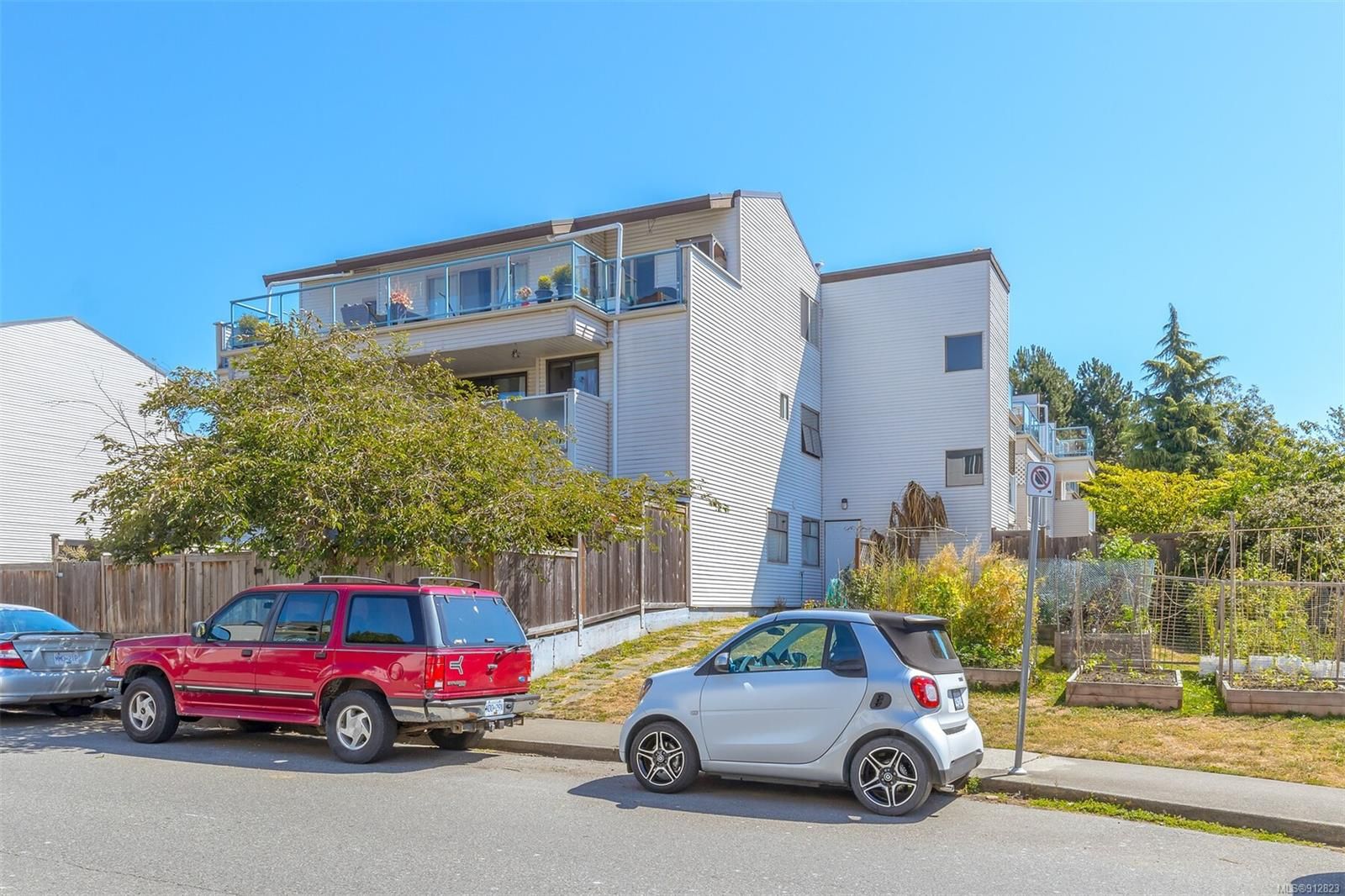Main Photo: 4 331 Robert St in Victoria: VW Victoria West Row/Townhouse for sale (Victoria West)  : MLS®# 912823
