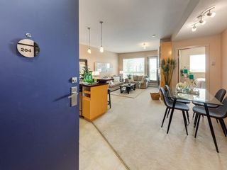 Photo 3: 204 69 SPRINGBOROUGH Court SW in Calgary: Springbank Hill Apartment for sale : MLS®# A1023183