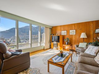 Photo 3: 38255 VISTA Crescent in Squamish: Hospital Hill House for sale in "Hospital Hill" : MLS®# R2897578