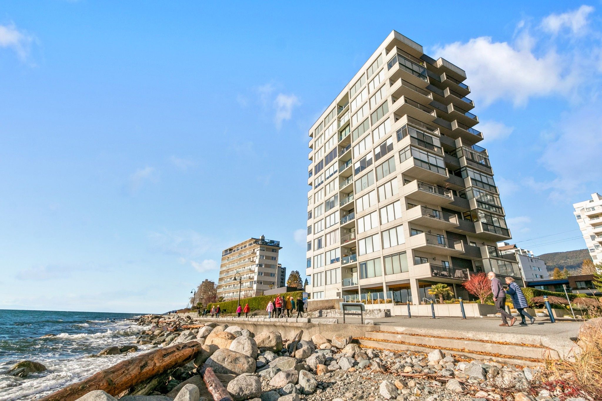 Main Photo: 7E 111 18TH Street in West Vancouver: Ambleside Condo for sale in "SEAWALK PLACE" : MLS®# R2740606