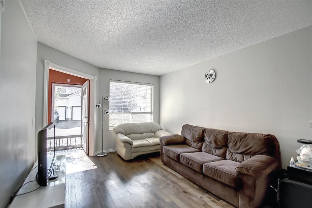 Photo 5: Photos: 25 Sandpiper Link NW in Calgary: Sandstone Valley Row/Townhouse for sale : MLS®# A1143178