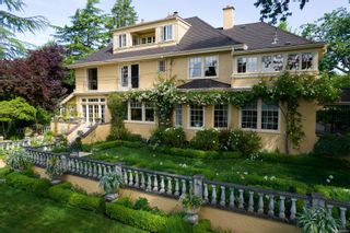 Photo 1: 1524 Shasta Pl in Victoria: Vi Rockland House for sale : MLS®# 882939