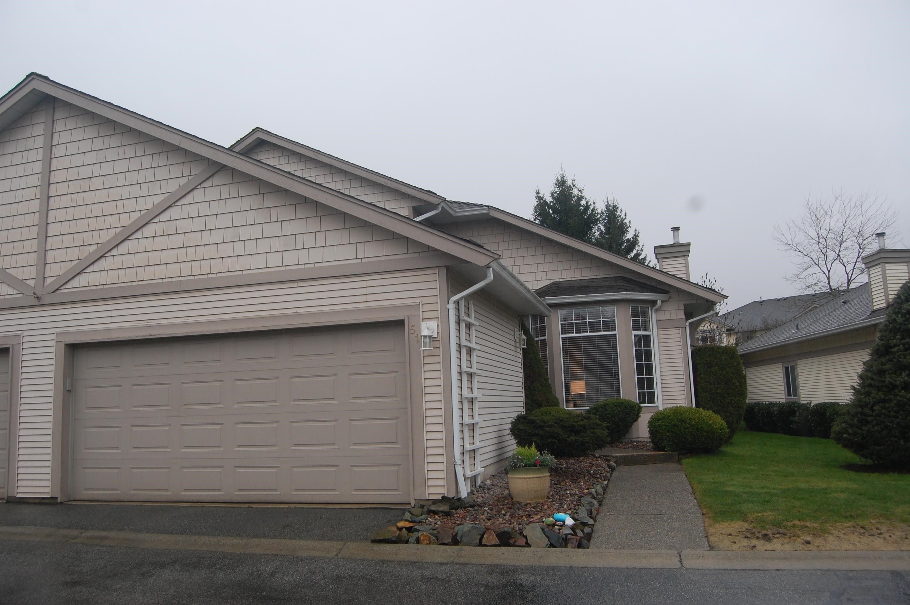 Main Photo: 51 9012 WALNUT GROVE Drive in Langley: Walnut Grove Townhouse for sale in "Queen Anne Green" : MLS®# R2759948