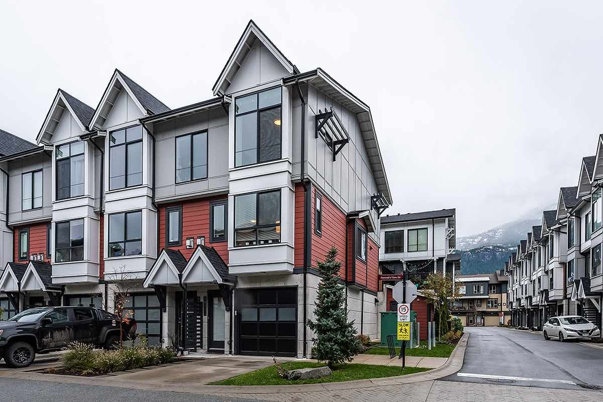 Main Photo: 38344 SUMMITS VIEW Drive in Squamish: Downtown SQ Townhouse for sale in "EAGLEWIND" : MLS®# R2517770