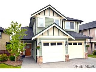 Photo 1: 3979 South Valley Dr in VICTORIA: SW Strawberry Vale House for sale (Saanich West)  : MLS®# 587012