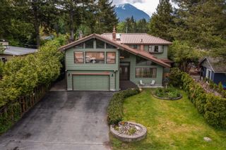 Photo 2: 2130 PARKWAY Road in Squamish: Garibaldi Estates House for sale in "Garibaldi Estates" : MLS®# R2692698