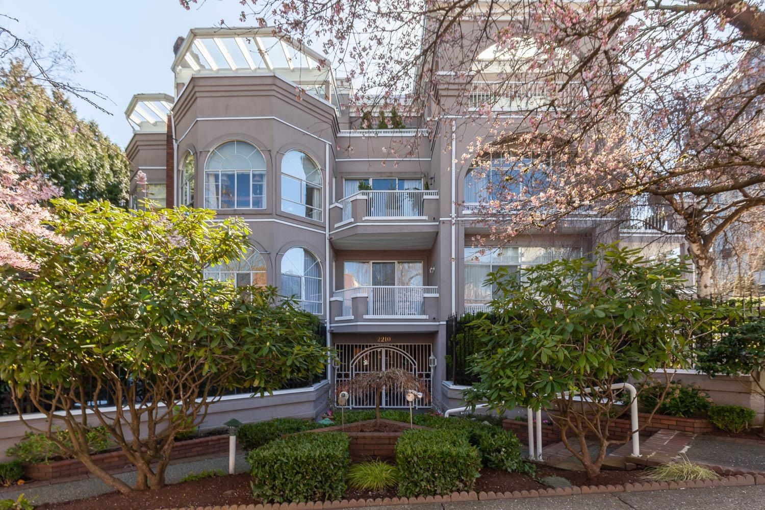 Main Photo: 103 2210 W 40TH Avenue in Vancouver: Kerrisdale Condo for sale (Vancouver West)  : MLS®# R2765158
