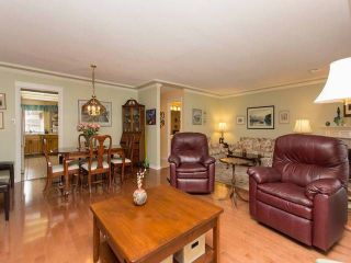 Photo 3: 102 6090 W BOUNDARY Drive in Surrey: Panorama Ridge Townhouse for sale in "Lakewood Estates" : MLS®# F1434141