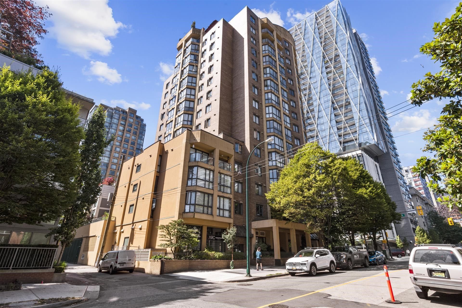Main Photo: 302 488 HELMCKEN Street in Vancouver: Downtown VW Condo for sale in "Robinson Towers" (Vancouver West)  : MLS®# R2732663