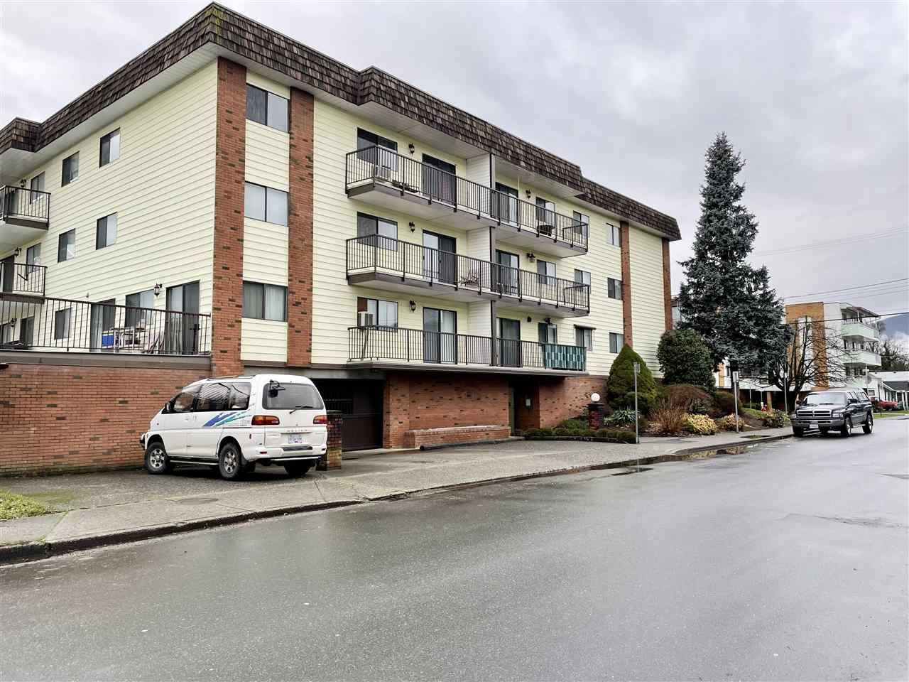 Main Photo: 108 9417 NOWELL Street in Chilliwack: Chilliwack N Yale-Well Condo for sale in "THE AMBASSADOR" : MLS®# R2543787