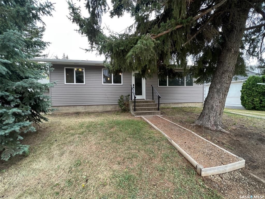 Main Photo: 307 Broad Street in Cut Knife: Residential for sale : MLS®# SK880457