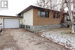 Photo 3: 490 Connaught Drive SW in Medicine Hat: House for sale : MLS®# A2095218