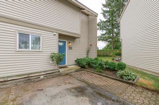 Photo 3: 6096 W GREENSIDE Drive in Surrey: Cloverdale BC Townhouse for sale in "Greenside Estates" (Cloverdale)  : MLS®# R2720923