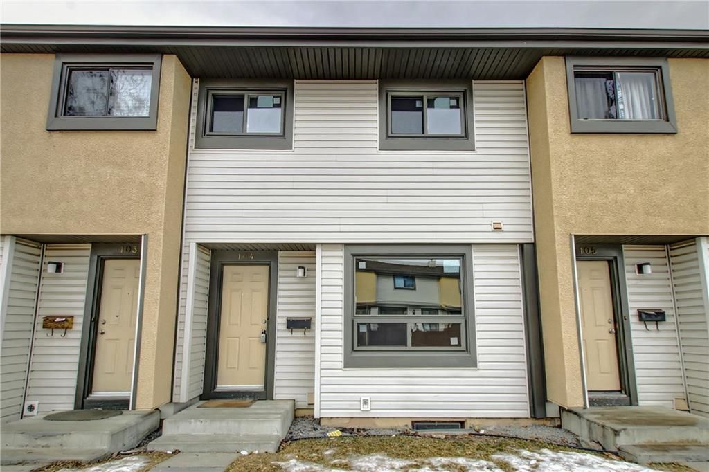 Main Photo: 104 2720 RUNDLESON Road NE in Calgary: Rundle Row/Townhouse for sale : MLS®# C4221687