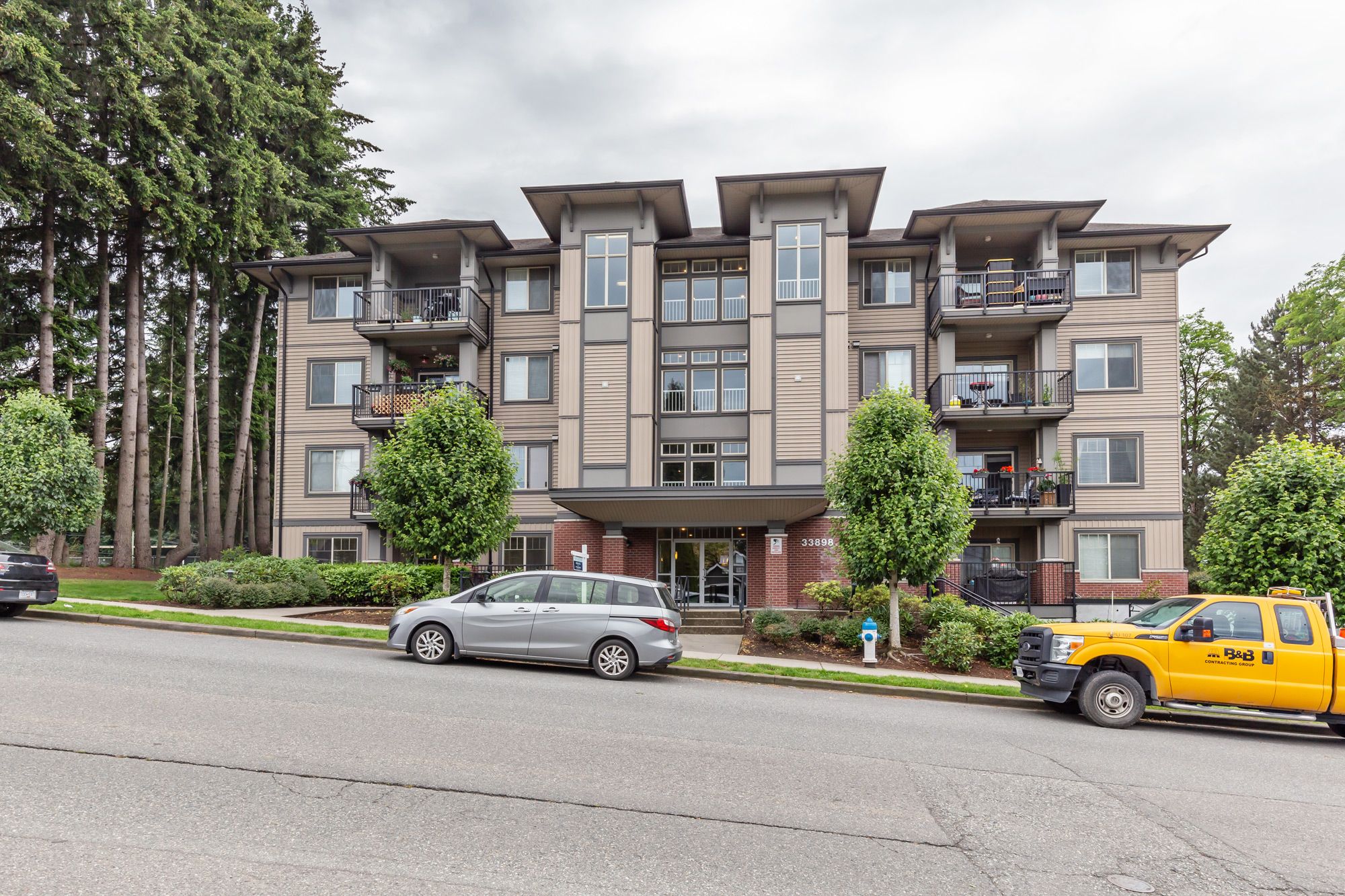 Main Photo: 101 33898 Pine Street in Abbotsford: Central Abbotsford Condo for sale : MLS®# R2706575