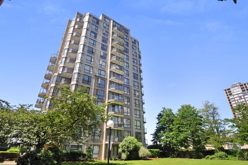 Main Photo: 907 55 TENTH Street in New Westminster: Downtown NW Condo for sale in "WESTMINSTER TOWERS" : MLS®# R2327681