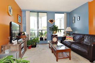 Photo 3: 802 55 TENTH Street in New Westminster: Downtown NW Condo for sale in "WESTMINSTER TOWERS" : MLS®# R2309688