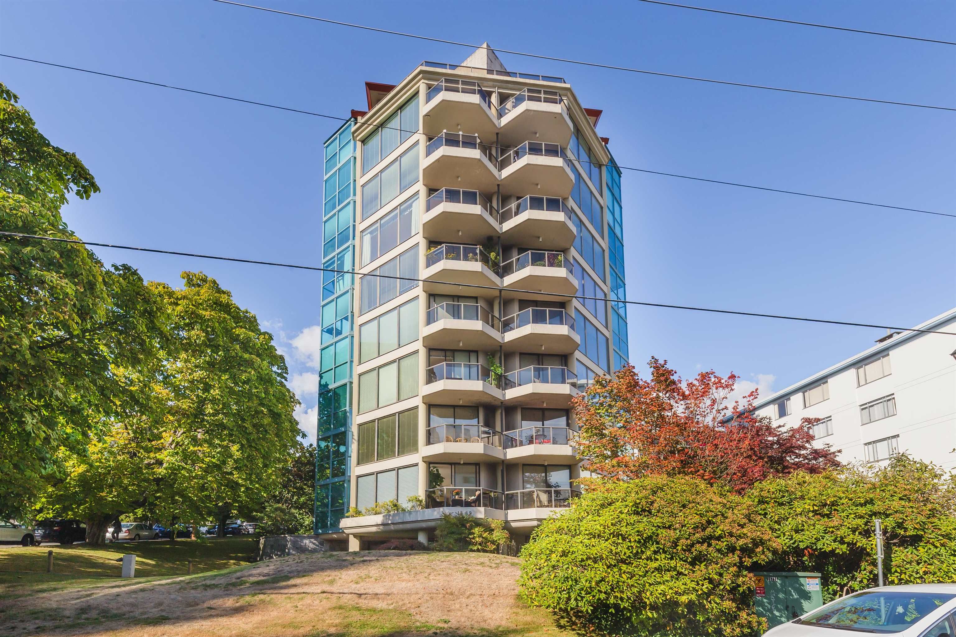 Main Photo: 600 1689 DUCHESS Avenue in West Vancouver: Ambleside Condo for sale in "The Heritage" : MLS®# R2814072