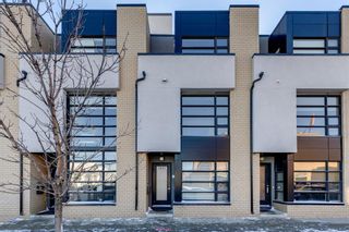 Photo 2: 1021 1 Avenue NE in Calgary: Bridgeland/Riverside Row/Townhouse for sale : MLS®# A2011232