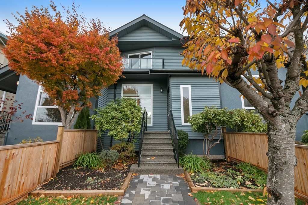 Main Photo: 266 E 9TH Street in North Vancouver: Central Lonsdale 1/2 Duplex for sale : MLS®# R2222181
