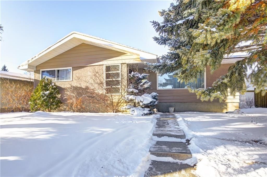 Main Photo: 3244 BREEN Crescent NW in Calgary: Brentwood House for sale : MLS®# C4150568