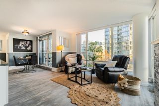 Photo 2: 701 1067 MARINASIDE Crescent in Vancouver: Yaletown Condo for sale in "QUAY WEST" (Vancouver West)  : MLS®# R2637137
