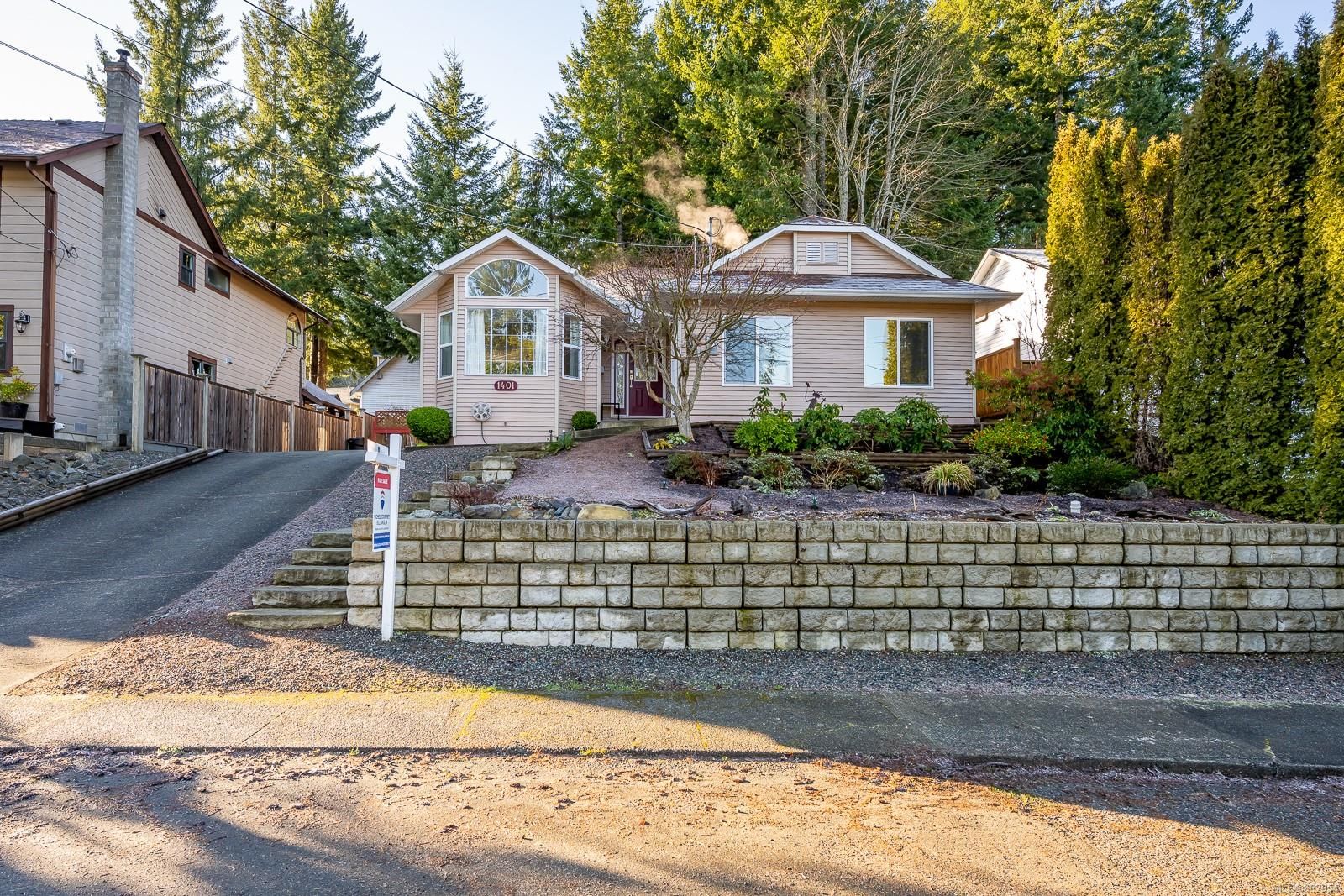 Main Photo: 1401 Hurford Ave in Courtenay: CV Courtenay East House for sale (Comox Valley)  : MLS®# 892954