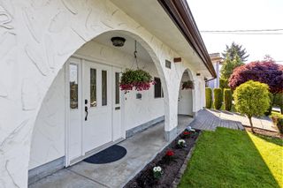 Photo 3: 832 RUNNYMEDE Avenue in Coquitlam: Coquitlam West House for sale : MLS®# R2881312